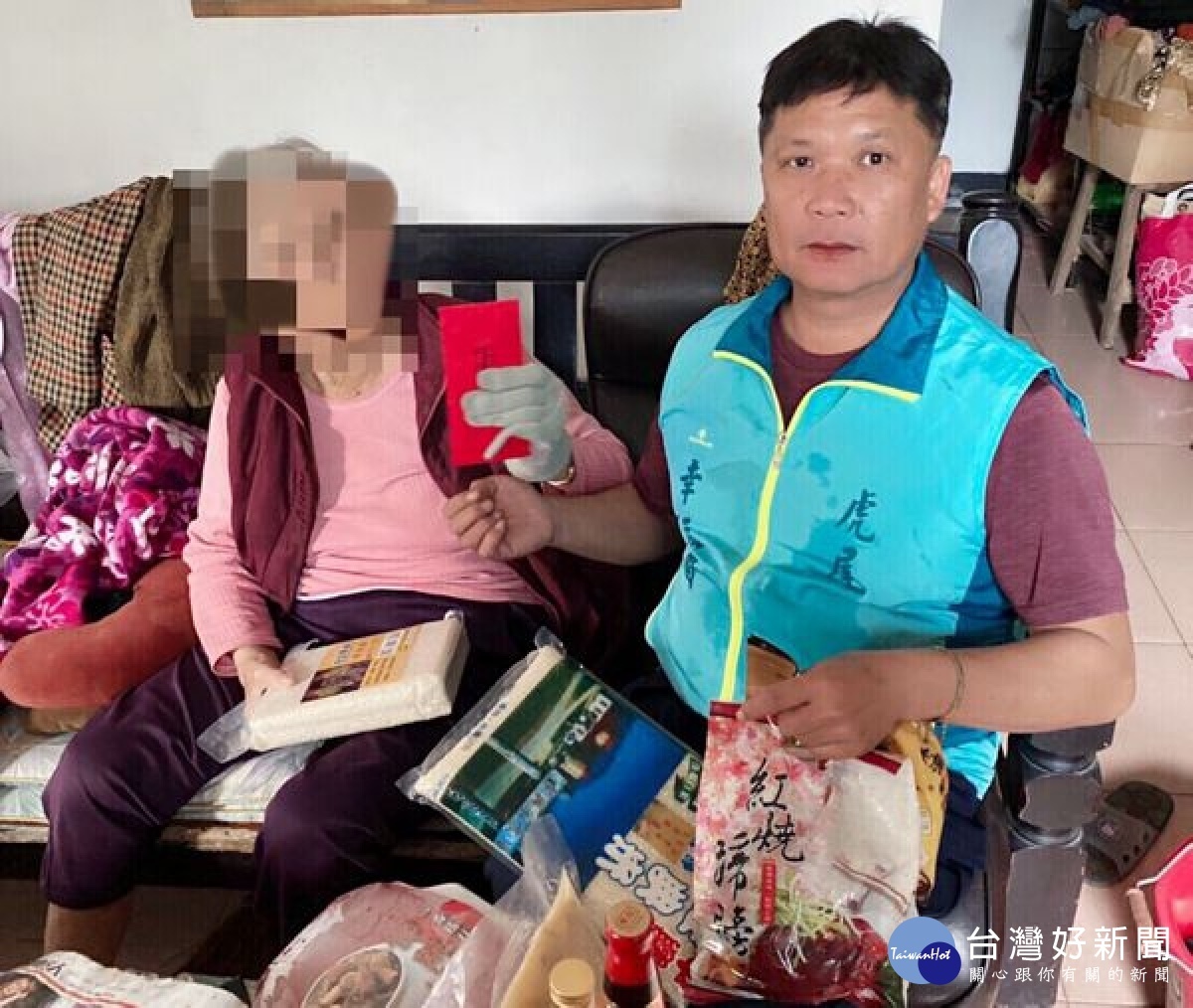 蔦松所所長吳鎮尼等獲知轄區貧戶遭逢劇變，主動辦理急難救助及馬上關懷申報，亦協助聯繫各慈善團體，照顧後續生活。
