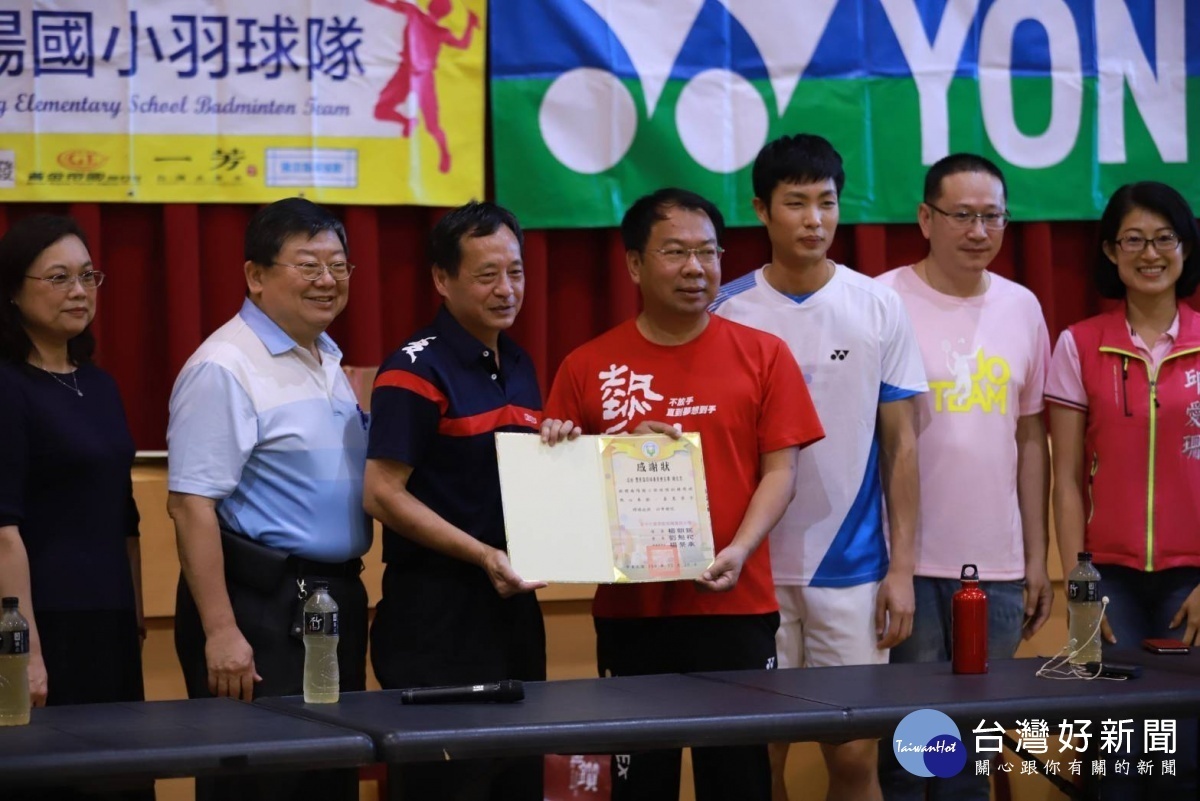 台灣羽球一哥周天成 下鄉指導南陽國小學童