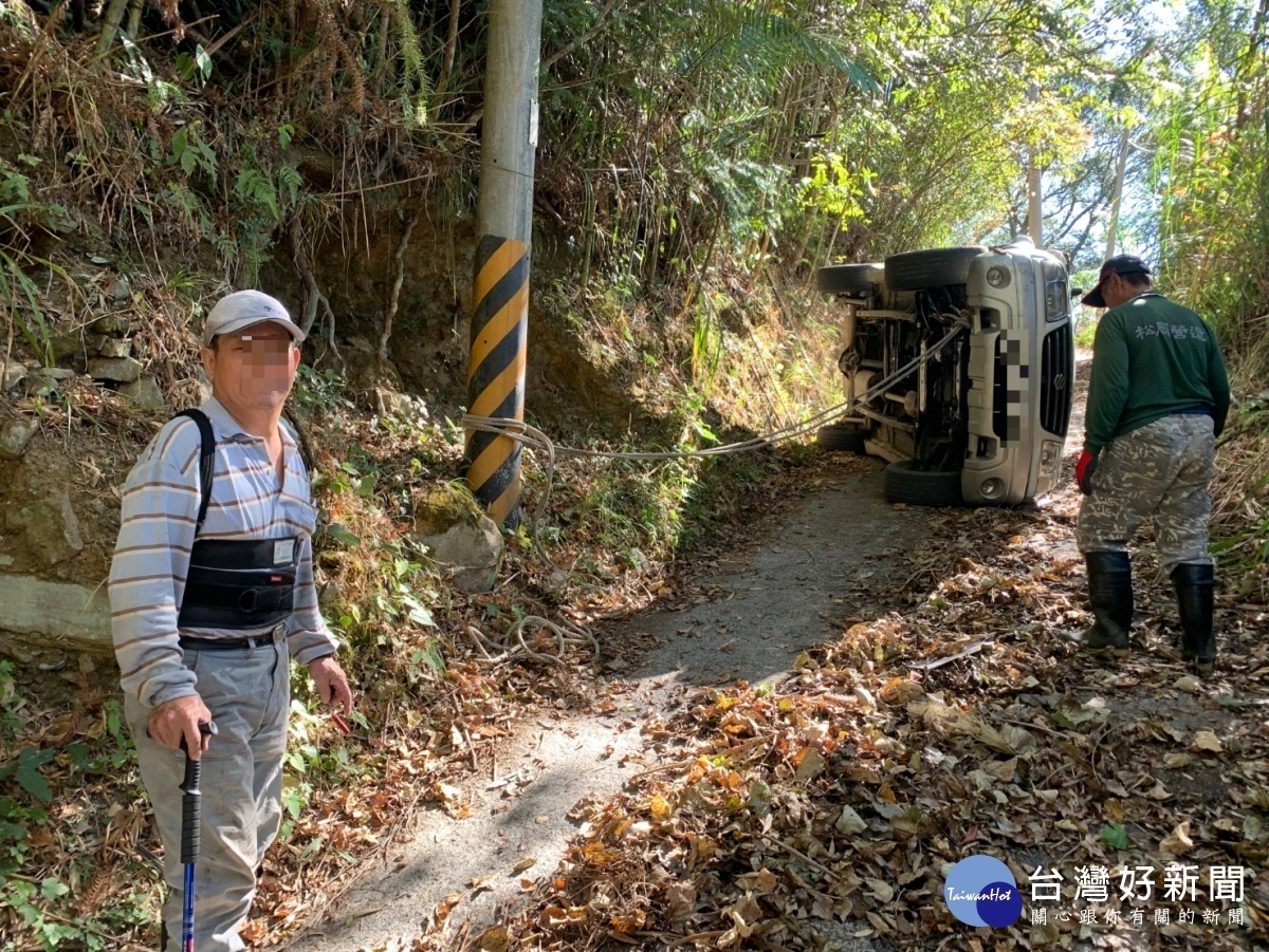 休旅車擦撞路上一塊巨石翻車動彈不得，警方到達現場號召6、7名里民前往救援