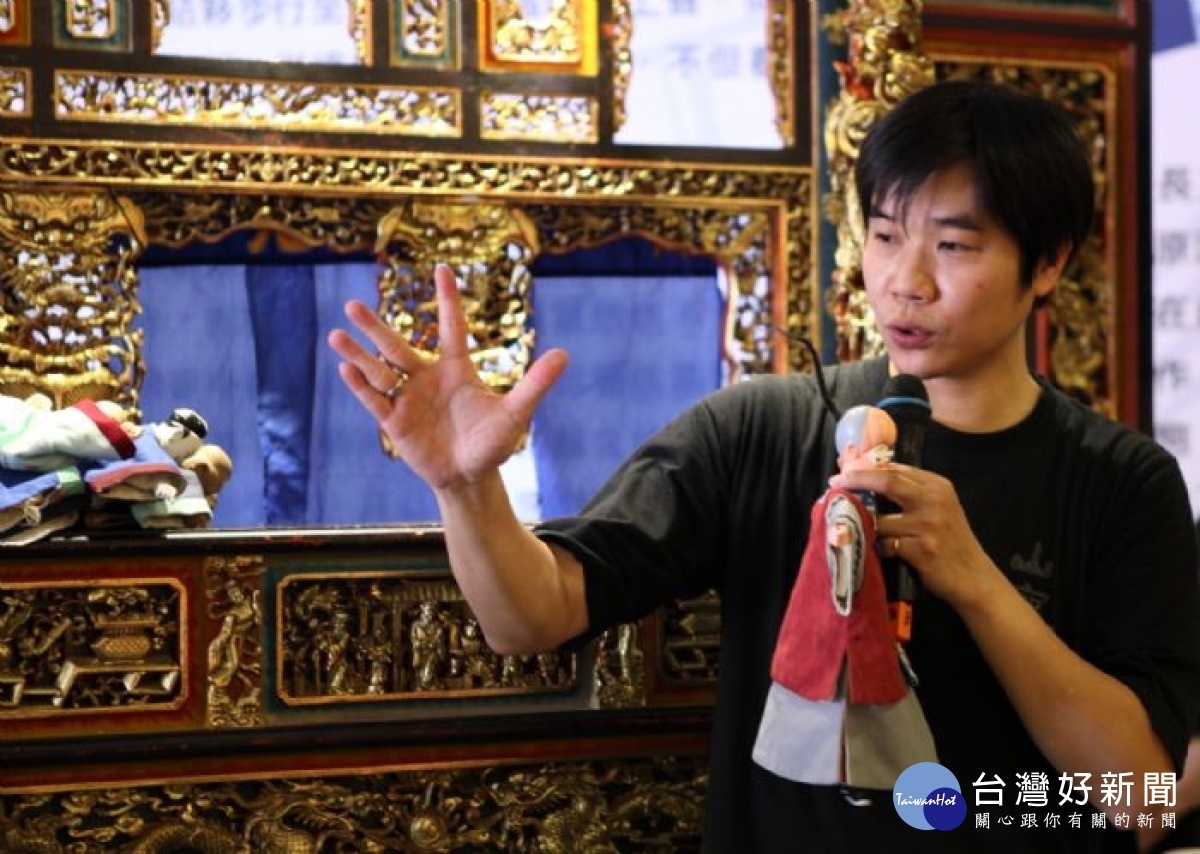 山宛然劇團於12月13日演出《客家戲偶一起玩》,以布袋戲結合客家山歌及採茶歌精彩演出。