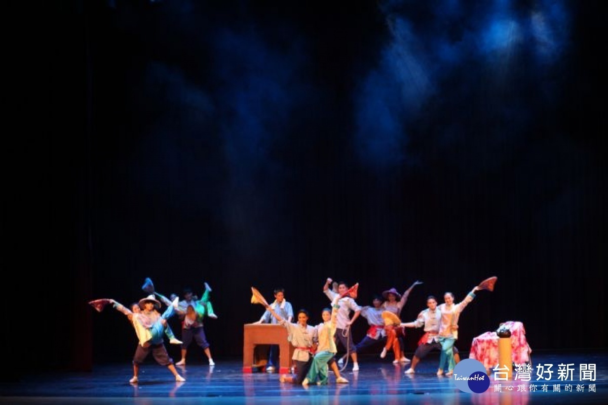新象創作劇團以客家母親花-魯冰花為主題演出《阿姆个花》,以客家音樂及歌曲結合雜技藝術演出。