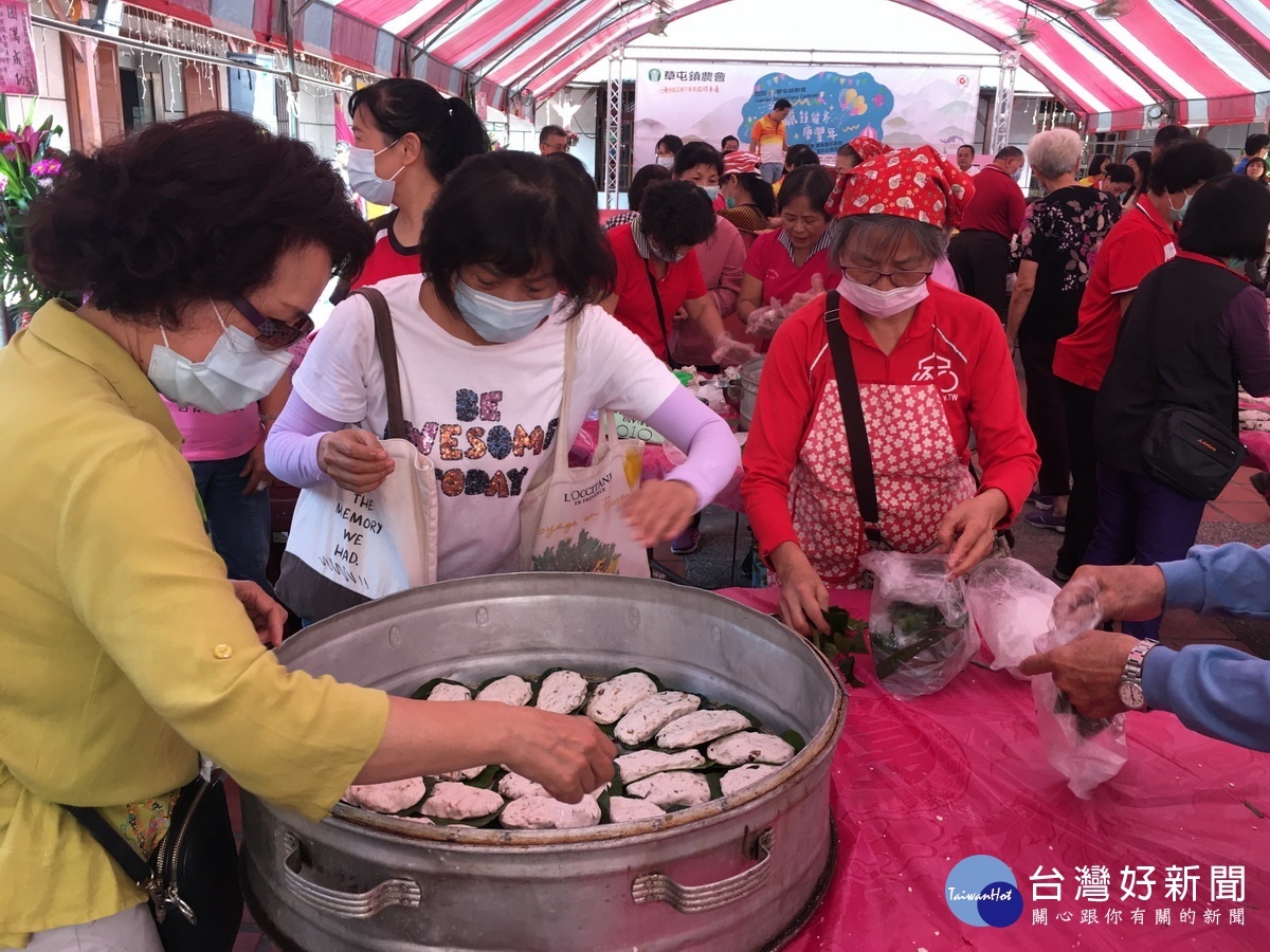 民眾參與手做芋粿巧。(記者扶小萍攝)