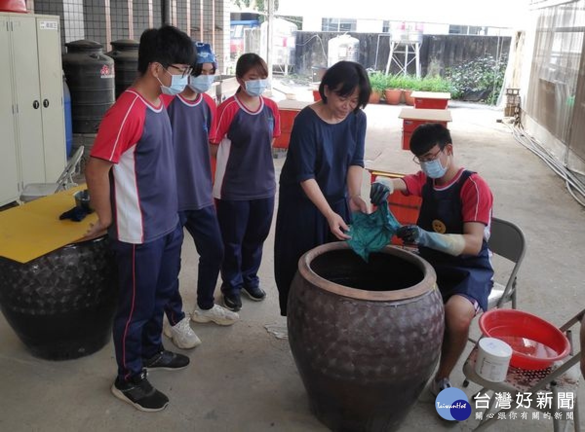 北港農工為強化師生實務技能,讓技職教育與產業接軌,引進業界專家入班進行協同教學。