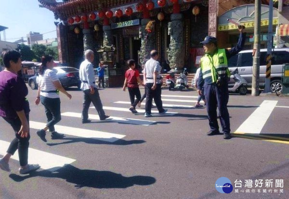 雲林縣警局為維護年長者之用路安全，加強年長者聚集處所交通安全維護，於出入尖峰時段維護交安，亦傳達交通安全觀念，期能降低事故發生。