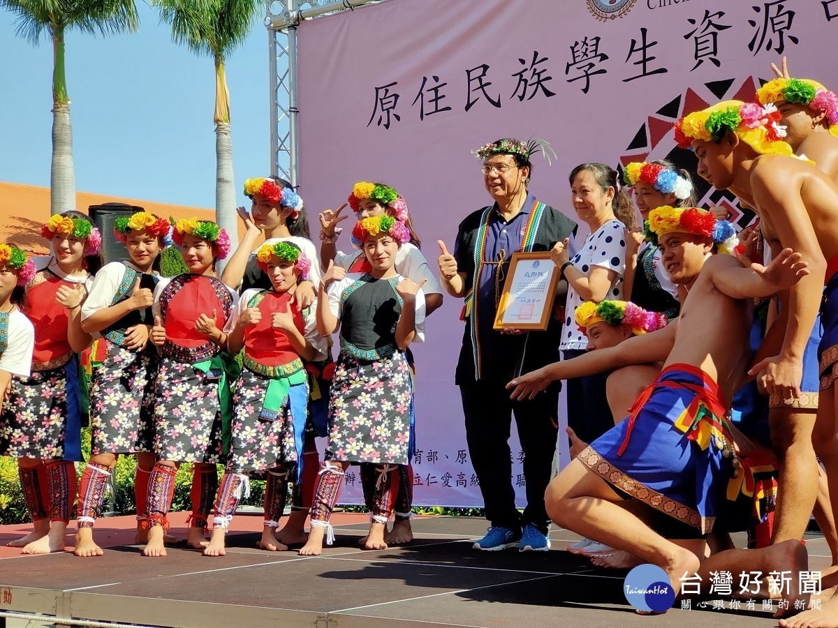 建國哭大校長江金山頒發感謝狀感謝來自南投仁愛高農原住民學生帶來的原民舞蹈祝賀。