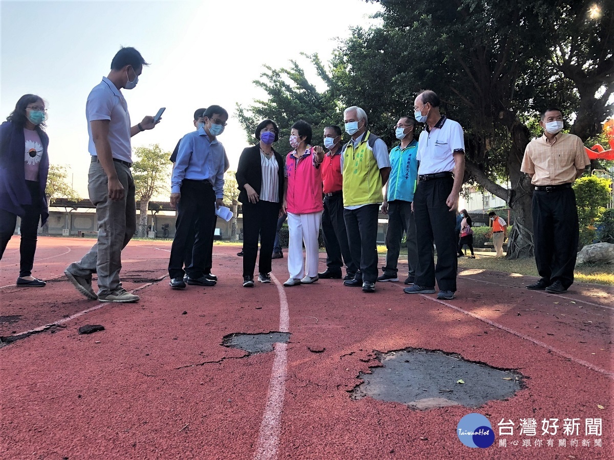 縣長王惠美勘查豐崙國小運動場。