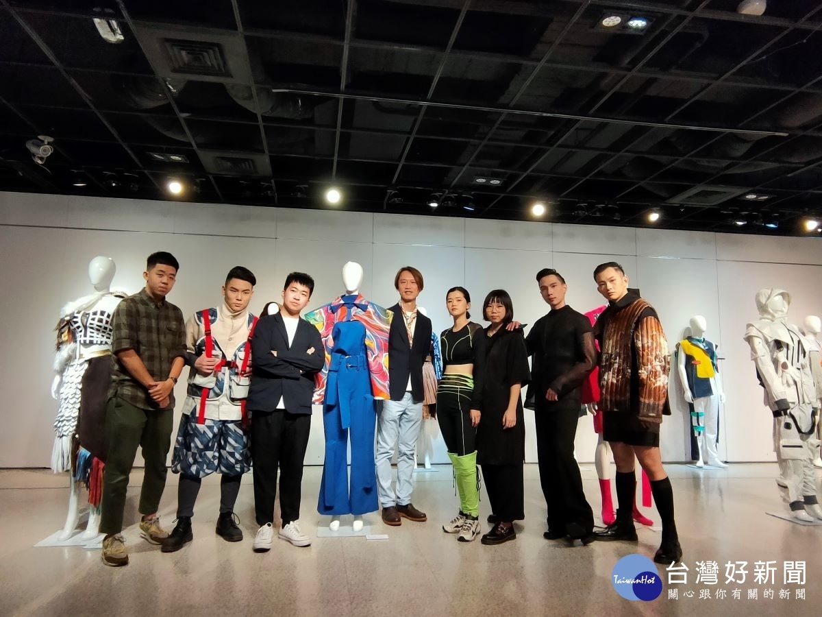 青創藝廊首展「INNOFASHION」策展人楊宜昌主任與實踐大學「服飾設計與經營學系」獲獎的新銳設計師們系列作品。圖／記者鄧富珍攝