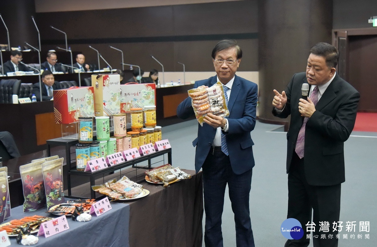 周義雄介紹公司產品請大眾放心食用。