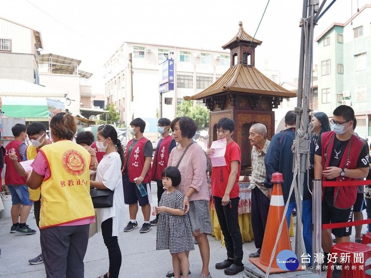 該會募集十方愛心，將平安麵、口罩、酒精等民生物資免費提供給長者、孕婦及需要的人使用，嘉義高中學生發心至佛殿做義工發送物資