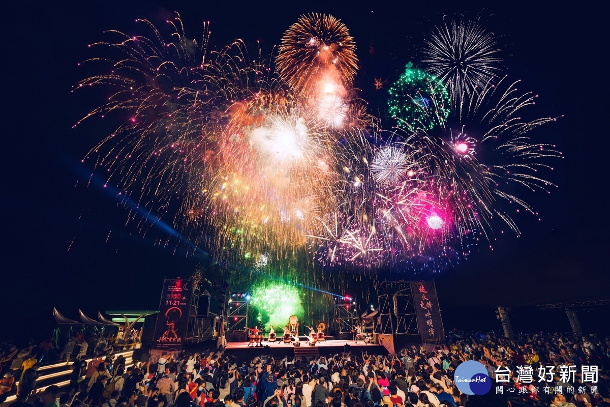 日月潭Come!BikeDay花火音樂嘉年華壓軸花火音樂會，鼓火交鋒映明潭。