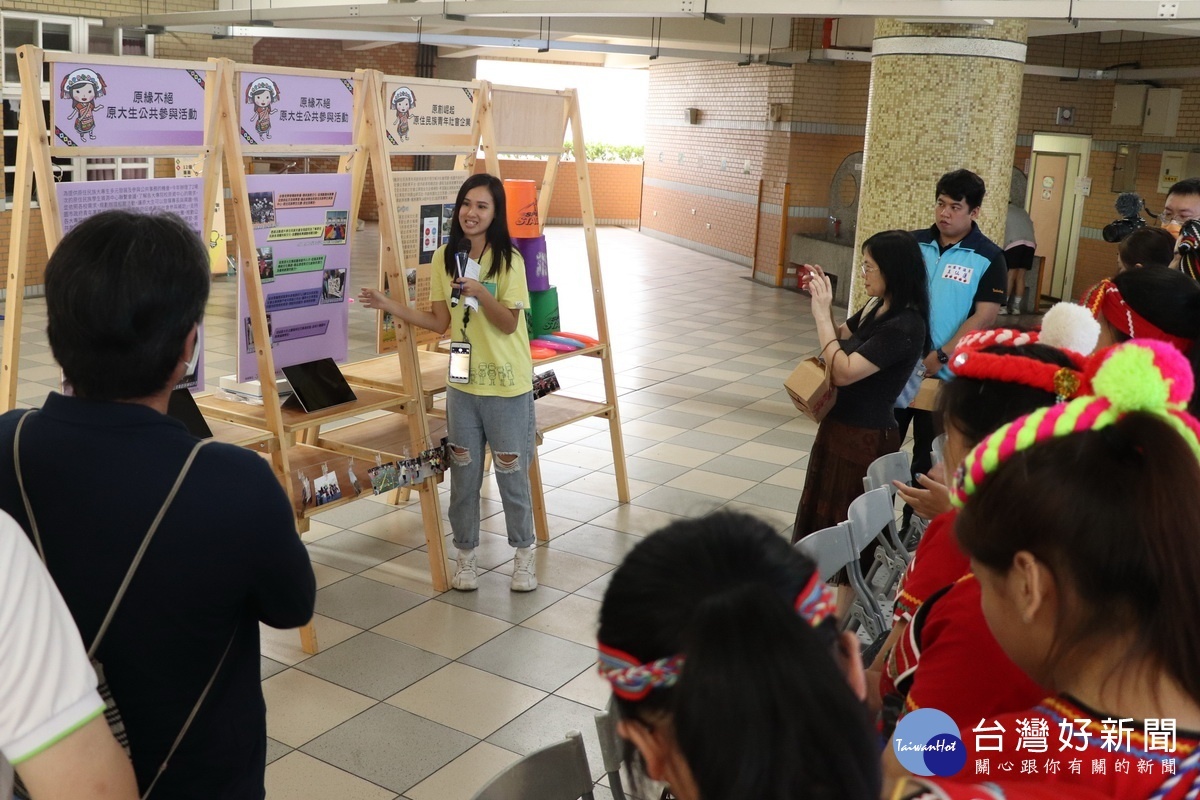 參與原住民族青年運動休閒服務產業培訓的原民大專生在成果展中發表心得。