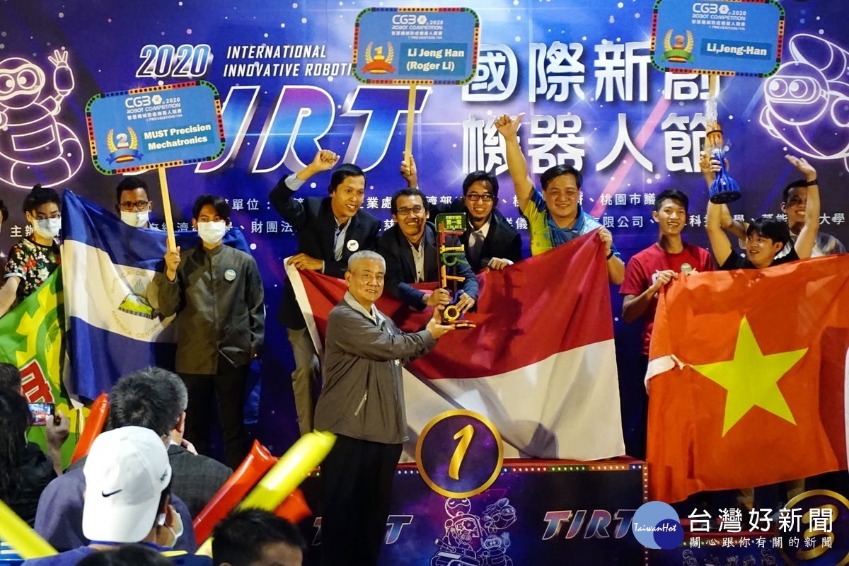 桃園市副市長高安邦頒獎與給國際線上大賽運冠軍得主印尼隊。