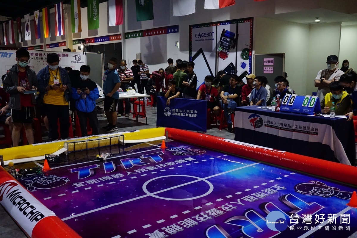 2020國際新創機器人節中的萬能機器人水上足球賽。