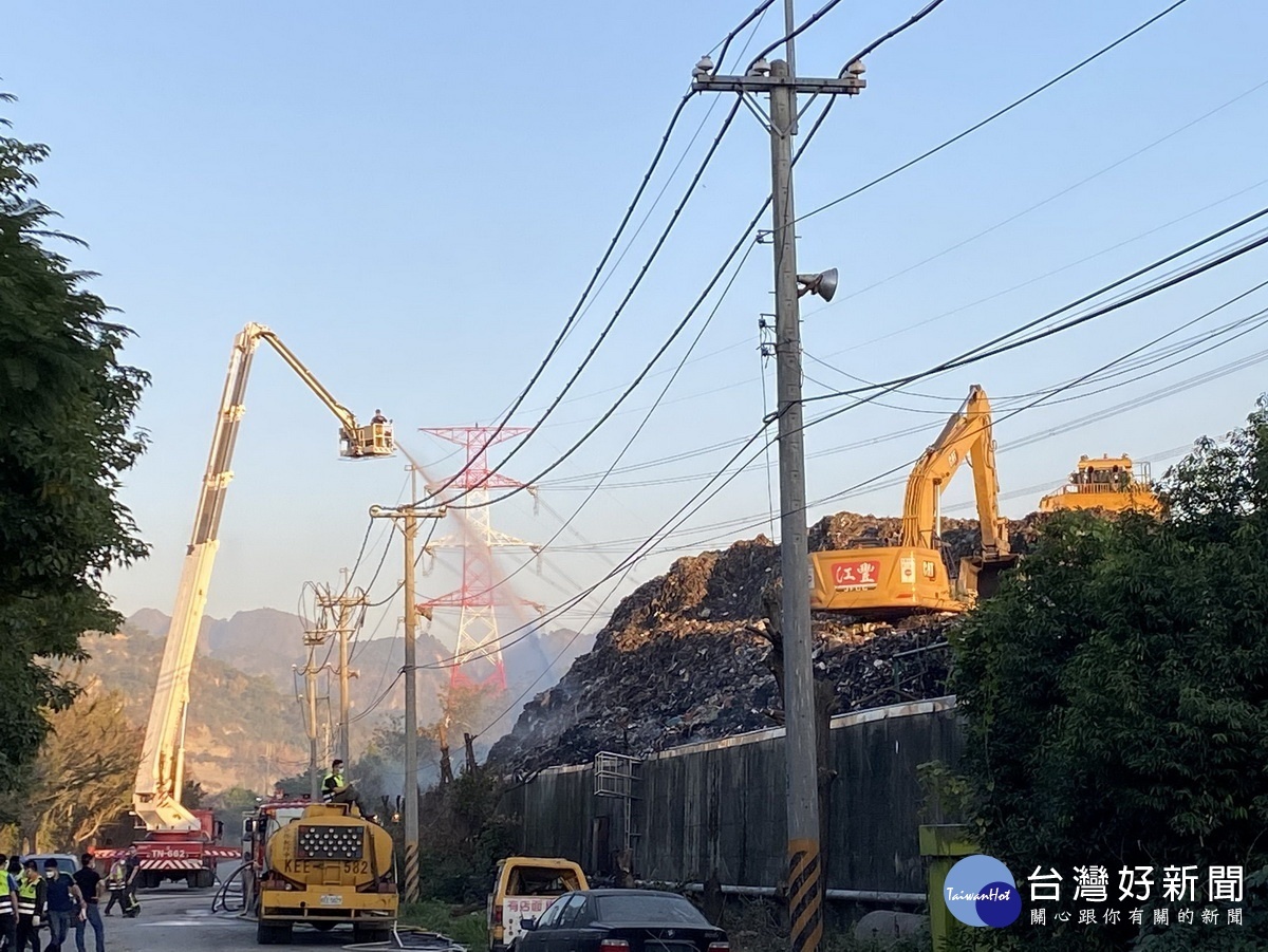 水利署支援大型機具滅火。(中部聯合中心提供)