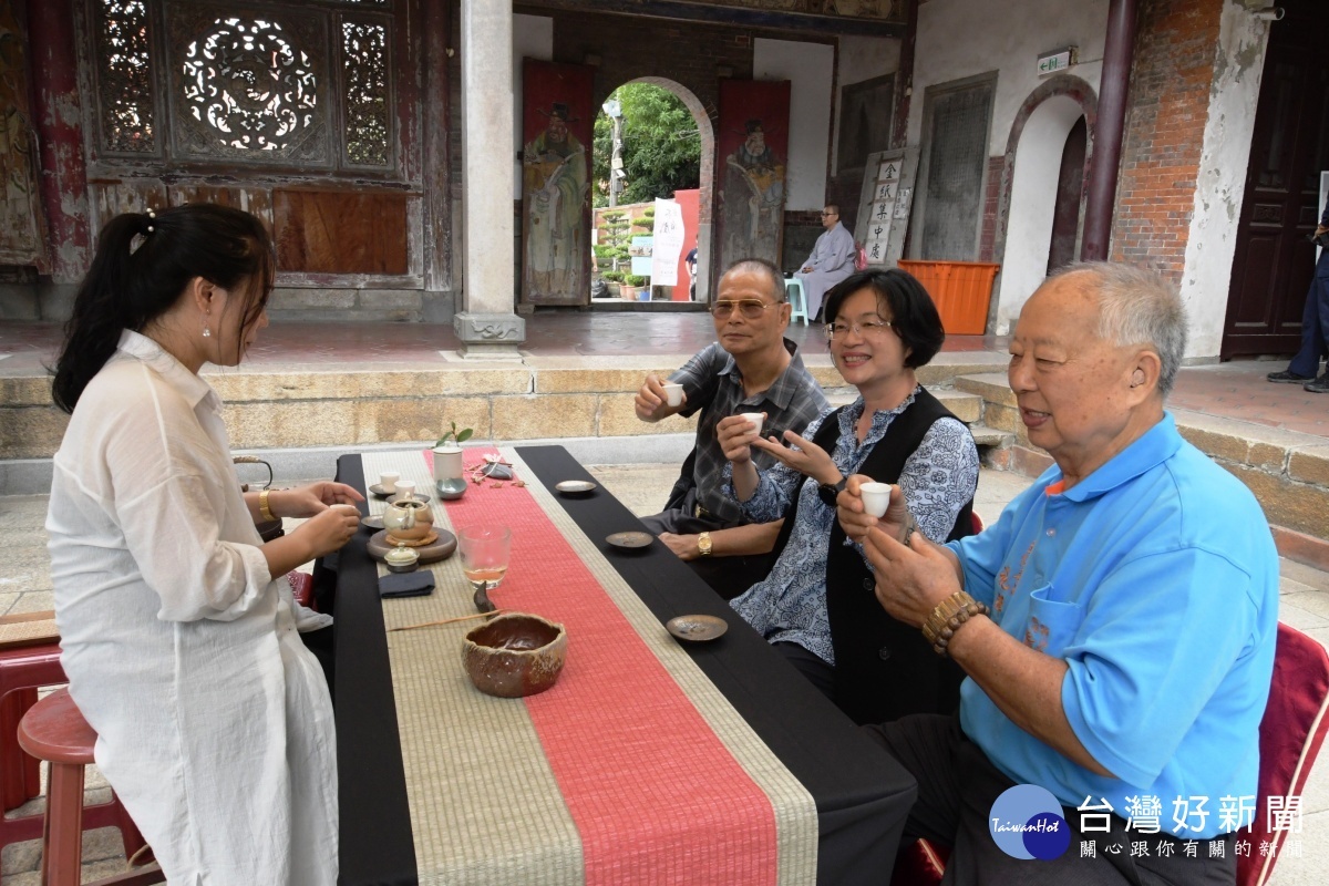 彰化縣長王惠美參加南北管秋之饗宴活動，與長輩品茗話家常。