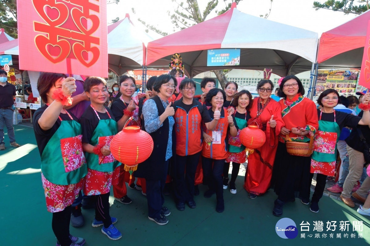 縣長王惠美參加社區營造嘉年華活動，與社區互動。