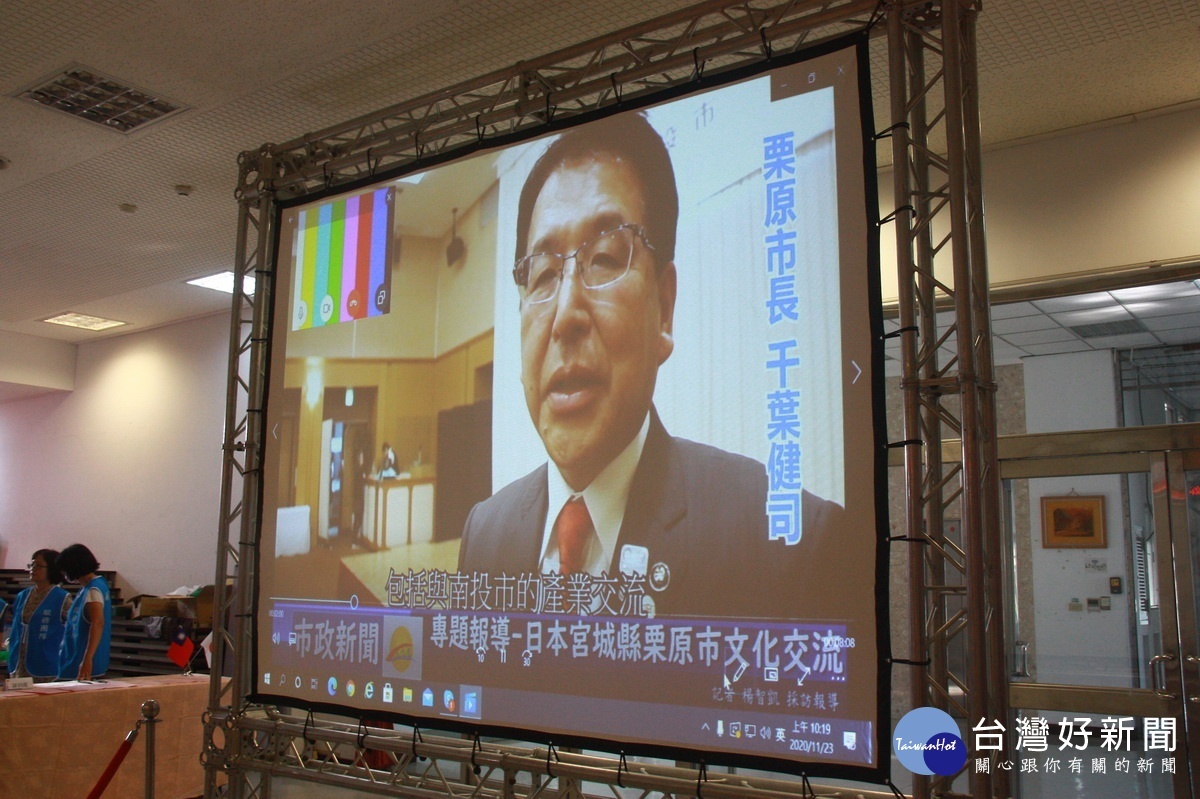 典禮中播出兩市專輯。(記者扶小萍攝)