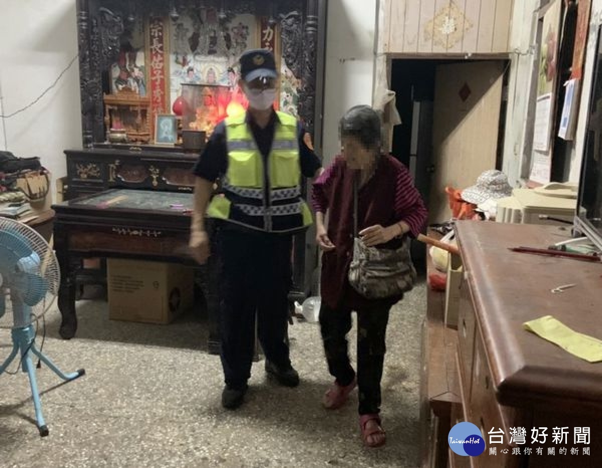 麥寮所警員見老婦獨自在街上遊蕩，主動予以關懷協助，順利幫助老婦平安返家，家屬對警方熱心為民服務之精神深表肯定與讚許。