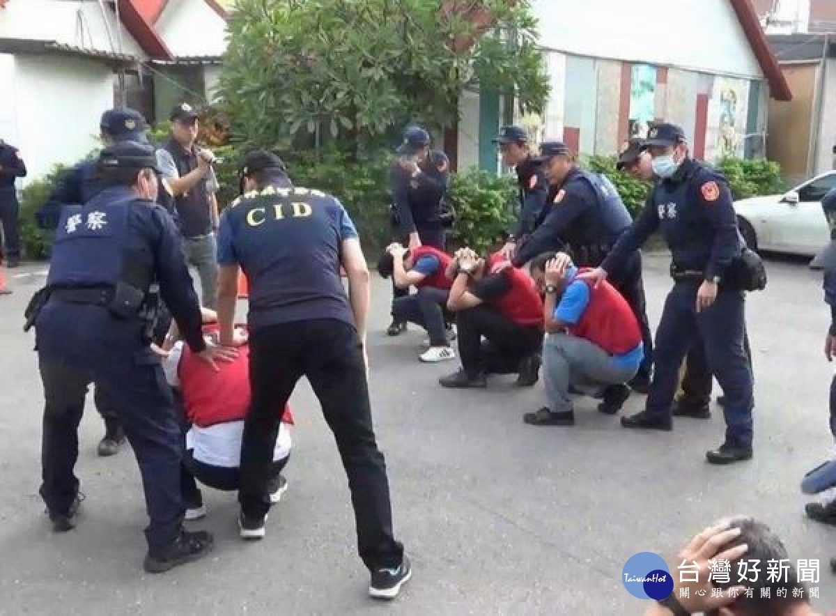 雲林縣警局為穩定轄區治安環境,局長朱宗泰親自督導實施「啟動快速打擊犯罪部隊」併同車辨系統攔截圍捕警力演練,宣誓不容挑戰公權力。