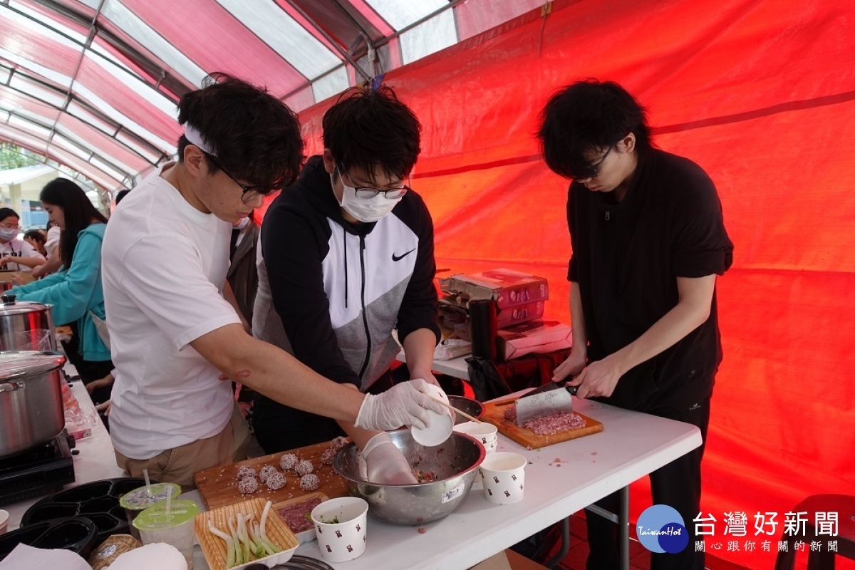 由陸生製作的珍珠丸子也是活動熱賣餐點之一