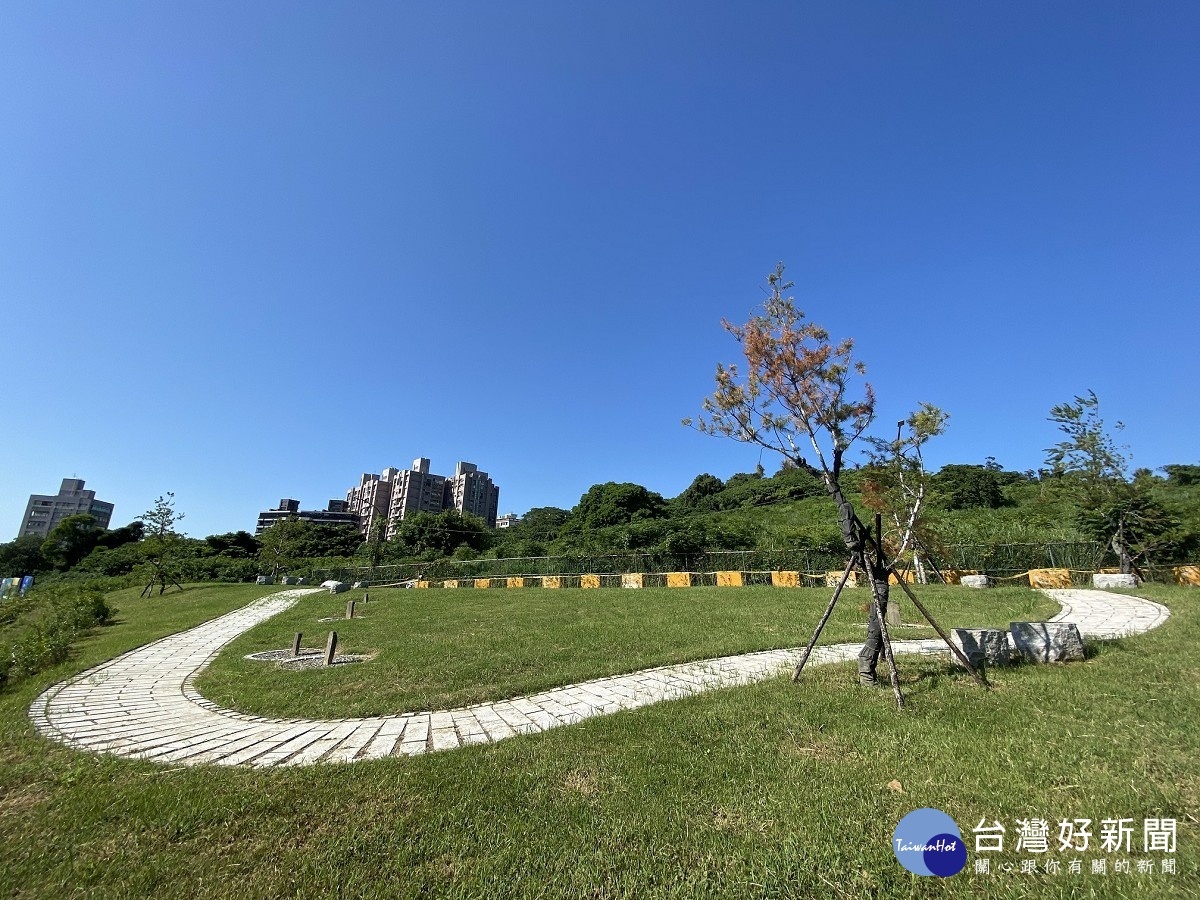 「湖南勇古蹟園」內有清湖南兵勇古墓六座、觀音山石墓碑六方