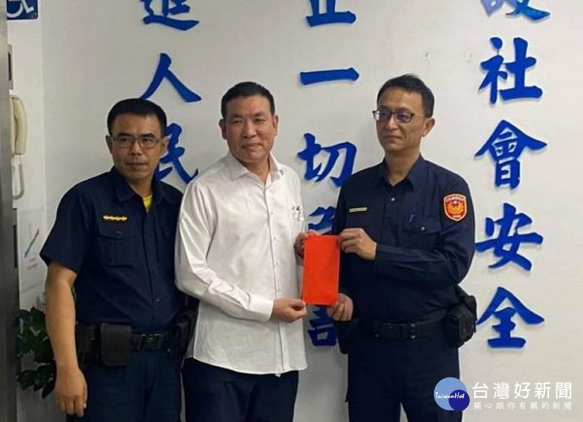 橋頭派出所展現積極辦案熱忱,迅速偵破汽車竊盜案,雲林縣警局長朱宗泰及臺西分局長張文峰、警友顧問團團長康正宗立即表揚慰勉有功人員。