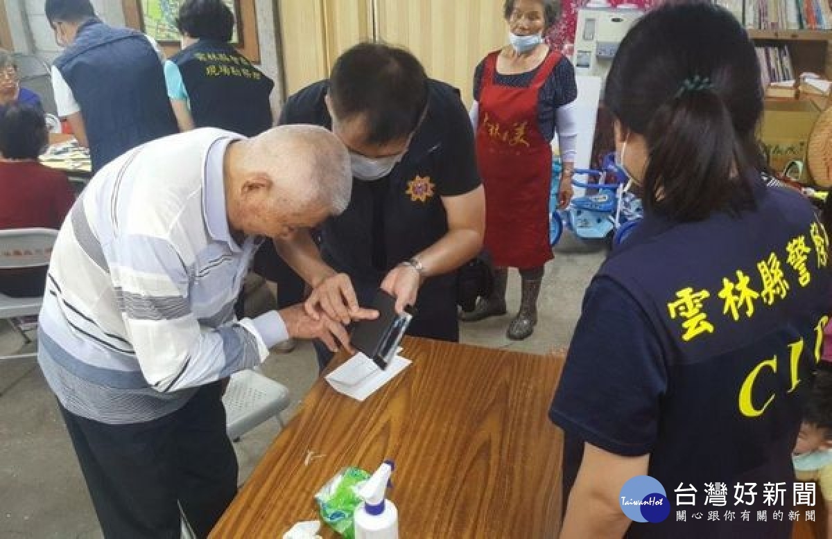 雲林縣政府為落實對失智長者之關懷，在山海線共舉辦8場失智長者照顧資源巡迴講座，縣警局鑑識科亦派員設攤，提供長者免費指紋捺印建檔服務。