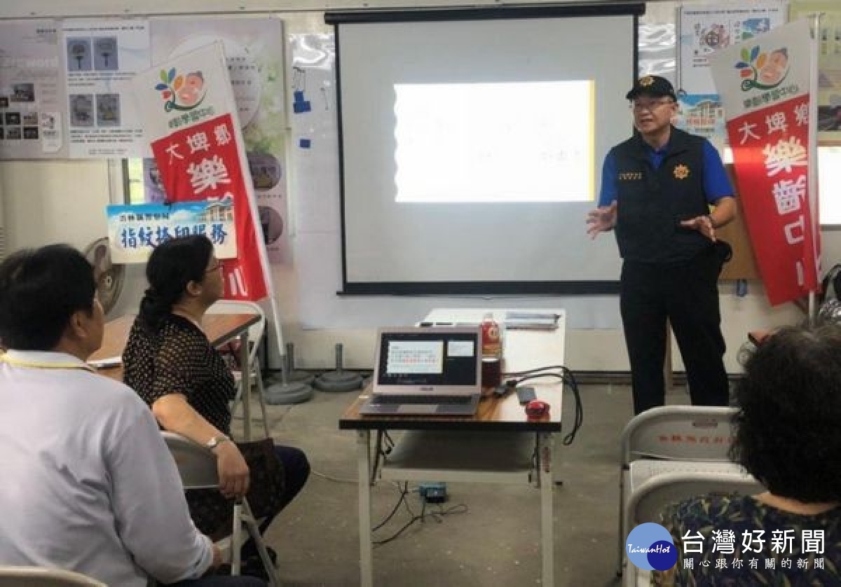 雲林縣政府為落實對失智長者之關懷，在山海線共舉辦8場失智長者照顧資源巡迴講座，縣警局鑑識科亦派員設攤，提供長者免費指紋捺印建檔服務。