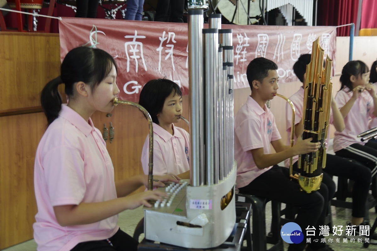 陳瑋倫（左三）的笙在去年獲得第一名全國第五的成績。（記者扶小萍攝）