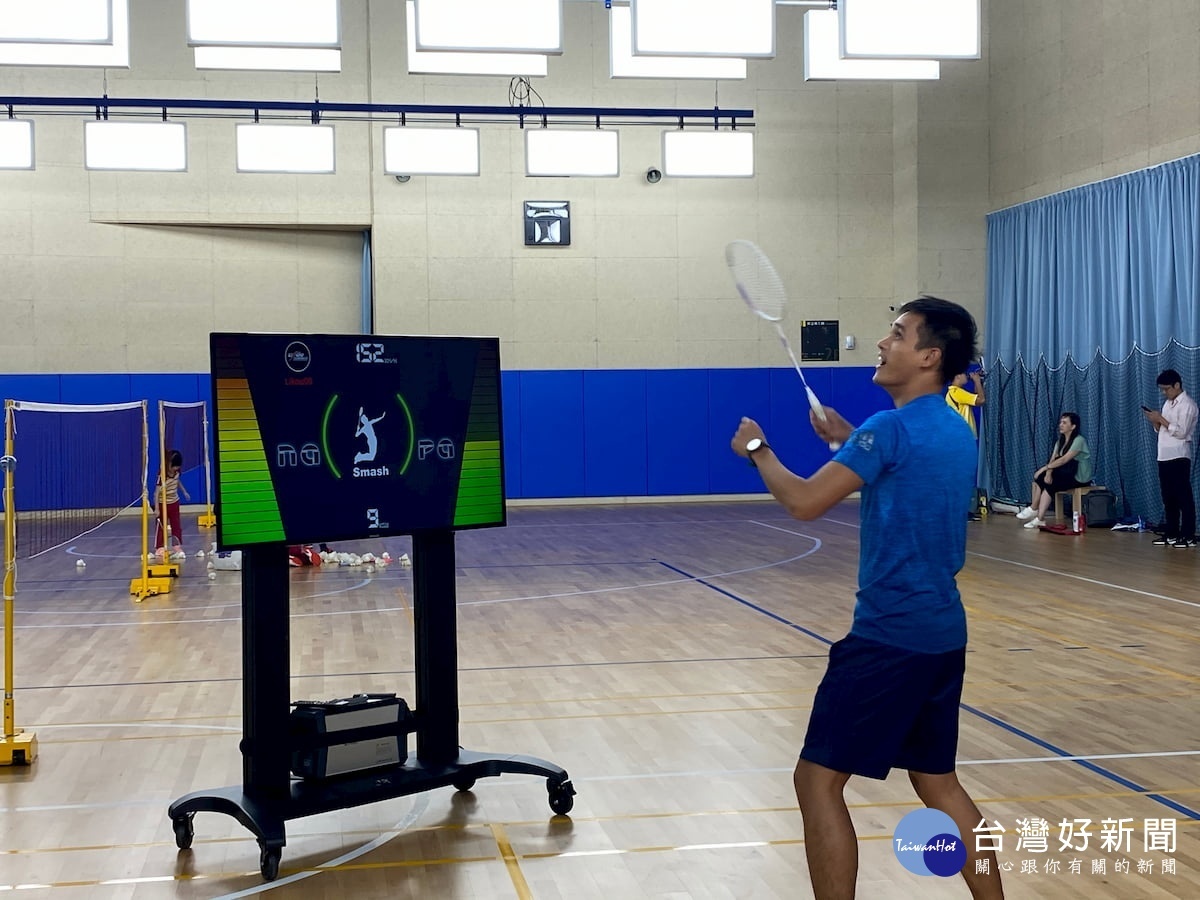 民眾投稿使用智能羽球訓練服務分析擊球姿勢和速度。