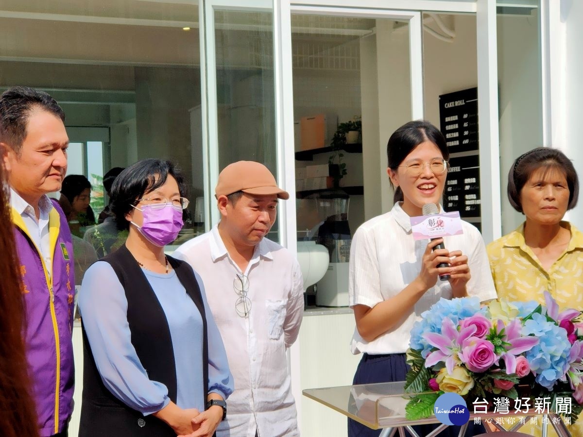陳玟穎開設「沐光樹蛋糕捲專賣店」開幕中,感謝所有。圖/記者鄧富珍攝
