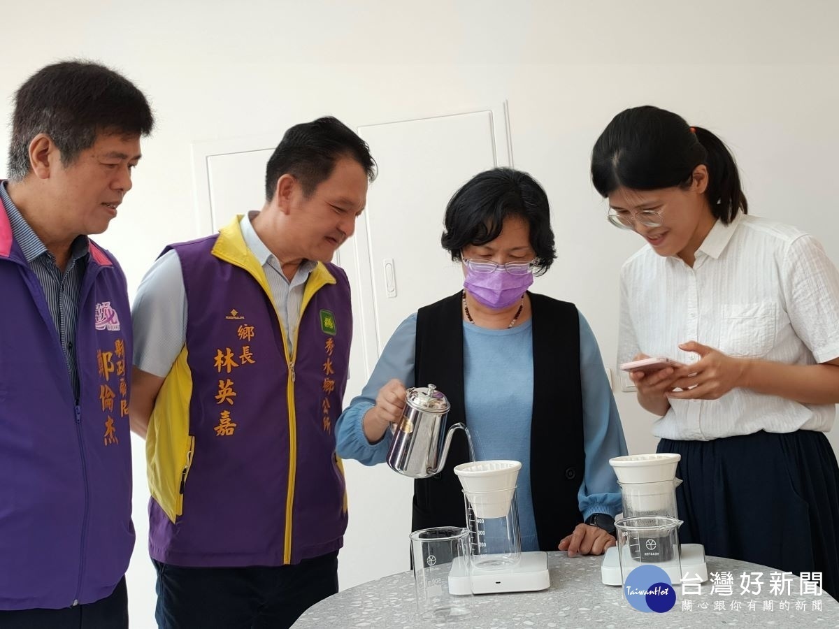 縣長王惠美在林雅啟老師的指導,親自操作手沖咖啡,分享大家。圖/記者鄧富珍攝