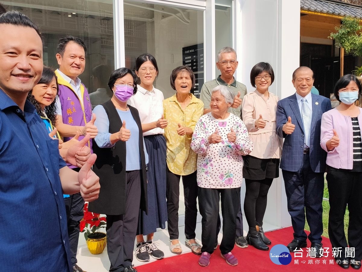 陳玟穎開設「沐光樹蛋糕捲專賣店」開幕,縣長王惠美依約前往祝賀。圖/記者鄧富珍攝