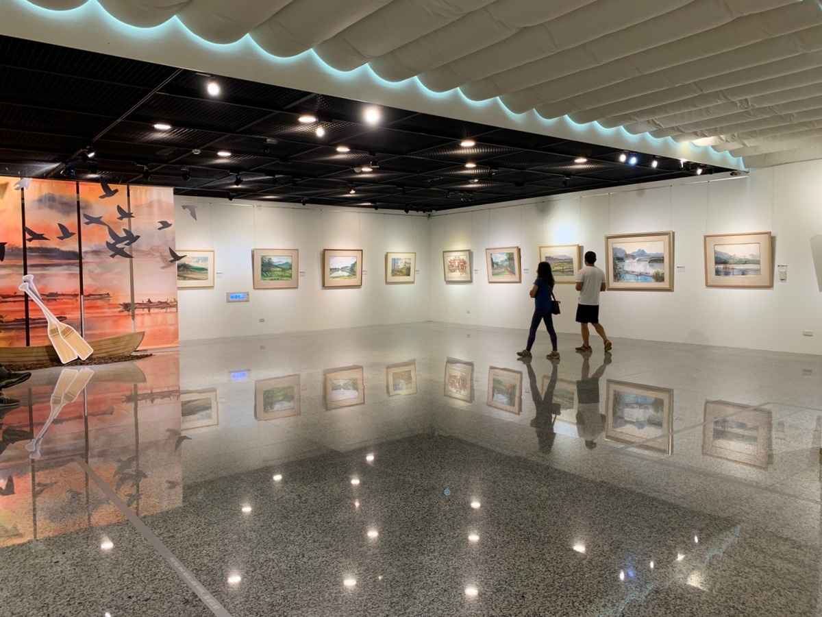 黃義勇老師的水彩畫作品「湖光山色」系列作品回顧展。圖/記者鄧富珍攝