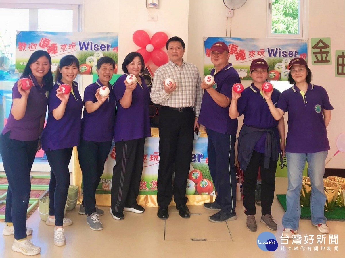新北市高智爾運動協會參加土城明德市民活動中心啟用典禮,該協會志工與土城區公所社會課許課長合影。