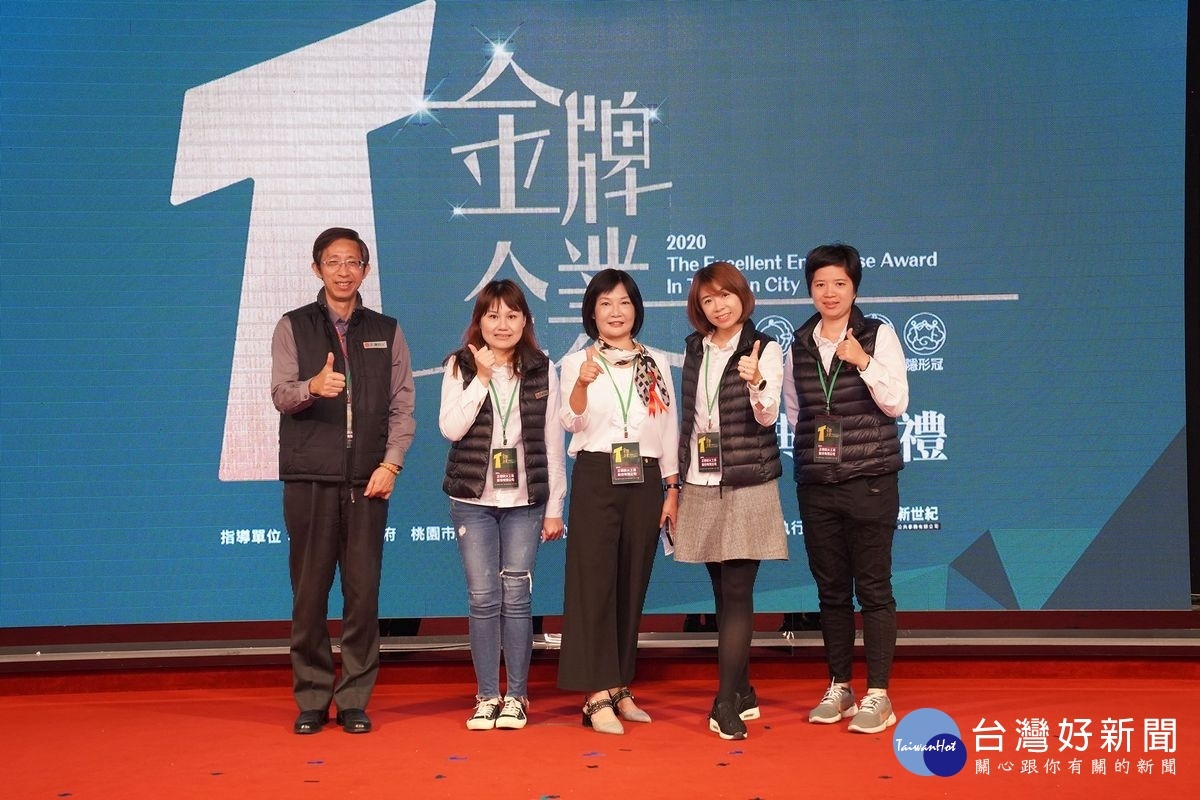 消防產業第一品牌「正德防火」,以優越的多項第一,奪下「金牌企業卓越獎」。