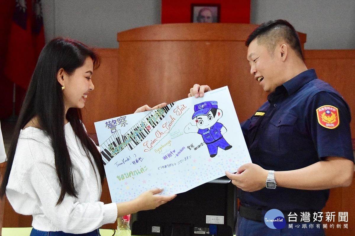印尼嚴萬明同學手繪感謝卡，讓各國同學寫下對警察的感謝，泰國同學史維娜(左)代表致送。圖／明道大學提供