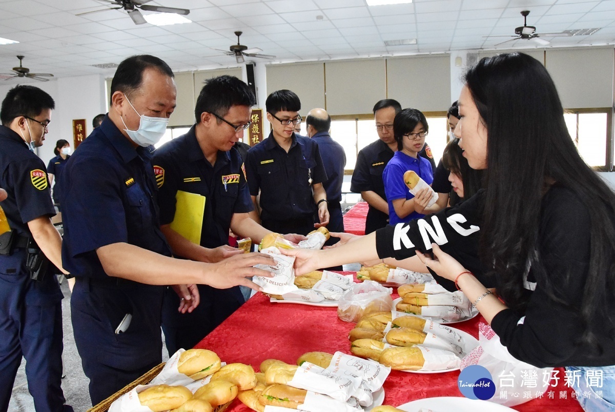 員警對越南中部口味的法國麵包讚不絕口。圖／明道大學提供