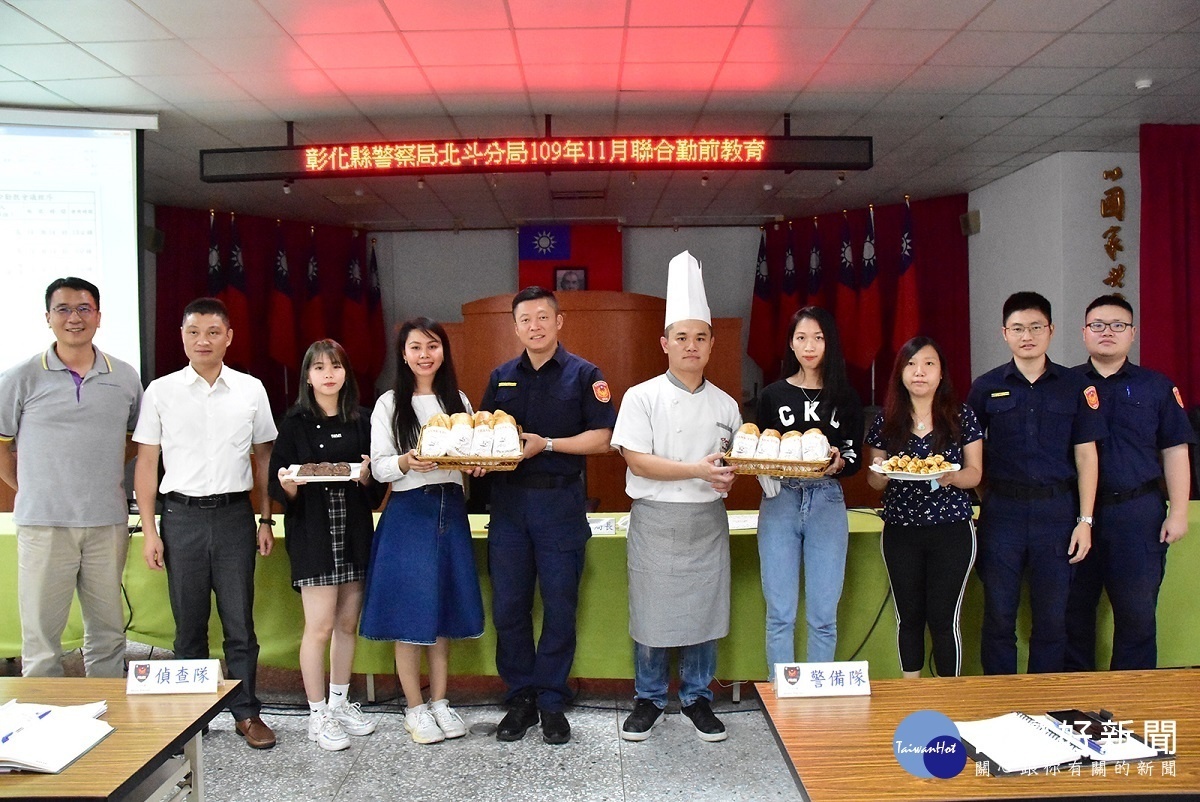 明道國際學生手作百份越式法國麵包及餅乾，感謝北斗分局及中和、溪洲派出所員警。圖／明道大學提供