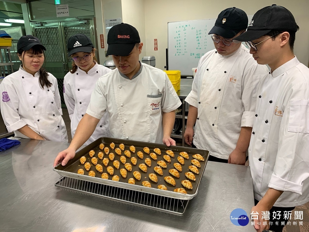 餐旅系吳寶仁老師(中)指導學生製作手工餅乾。圖/明道大學提供