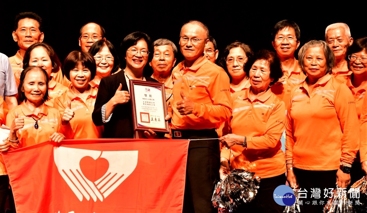 縣長王惠美頒發衛生保健績優獎。圖/彰化縣政府提供