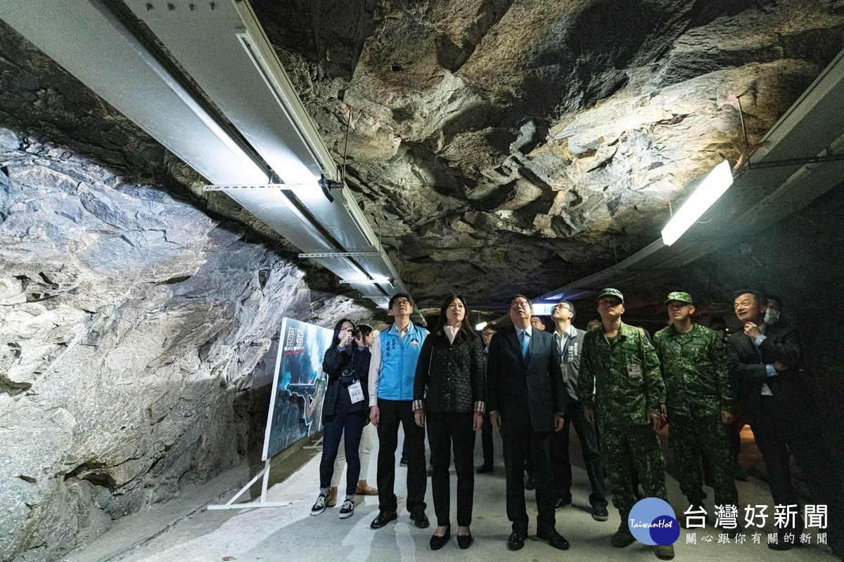 桃園市長鄭文燦前往金門防衛指揮部慰勞官兵參訪擎天廳。