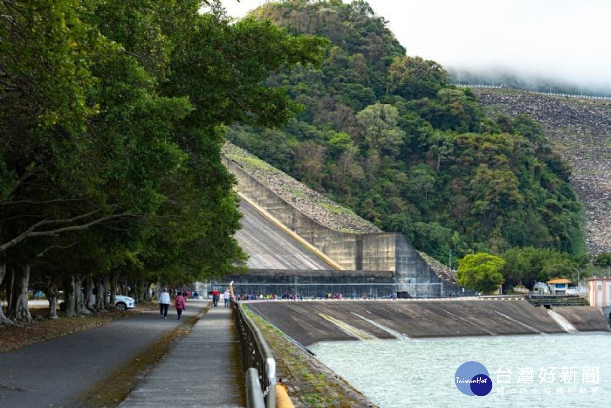 石門水庫南苑停車場旁適合各年齡層運動,未來待楓葉轉紅後將化身為賞楓景點