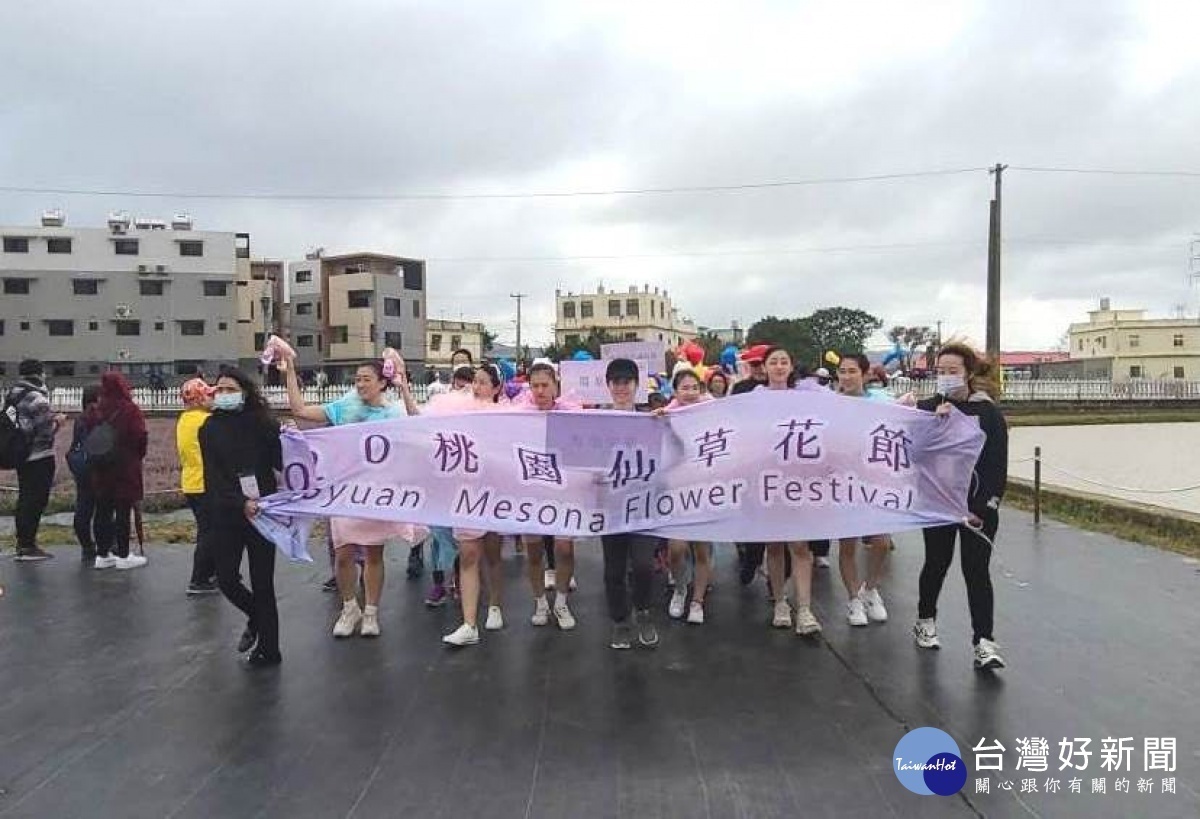 「泡泡家族」團隊帶領現場民眾沿著展區熱鬧踩街漫步仙境