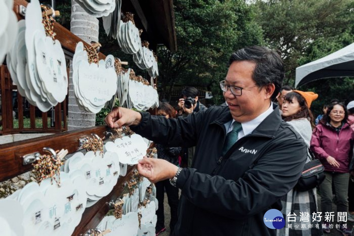 鄭市長懸掛繪馬,期許神祇讓願望成真
