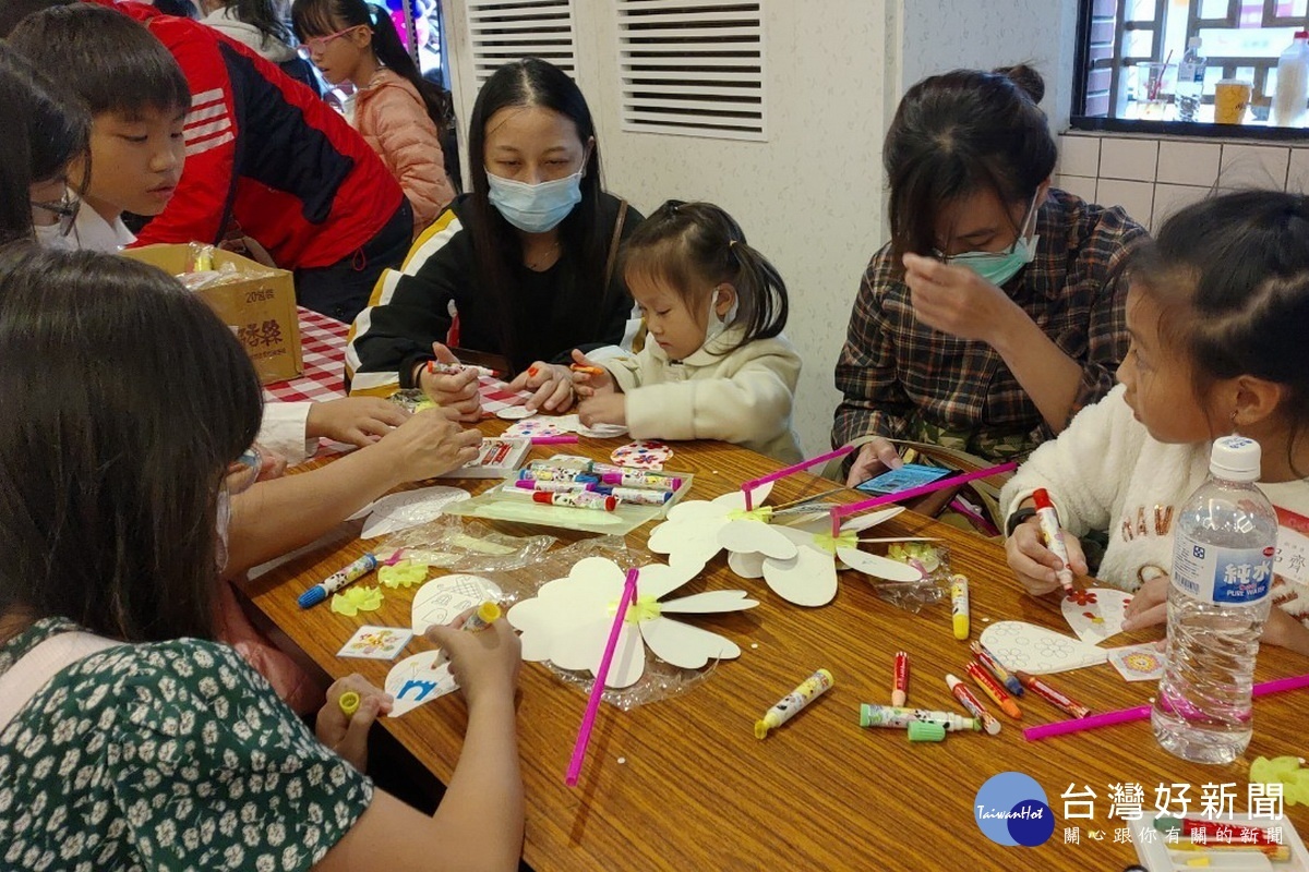 第五屆壽山巖親子繪畫比賽「2020廟繪南波萬」，親子共完成作品。