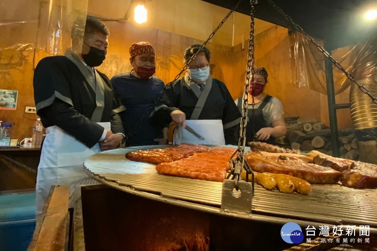 推動食材溯源產地標示，桃園市長鄭文燦合體衛福部長陳時中夜訪八德興仁花園夜市。