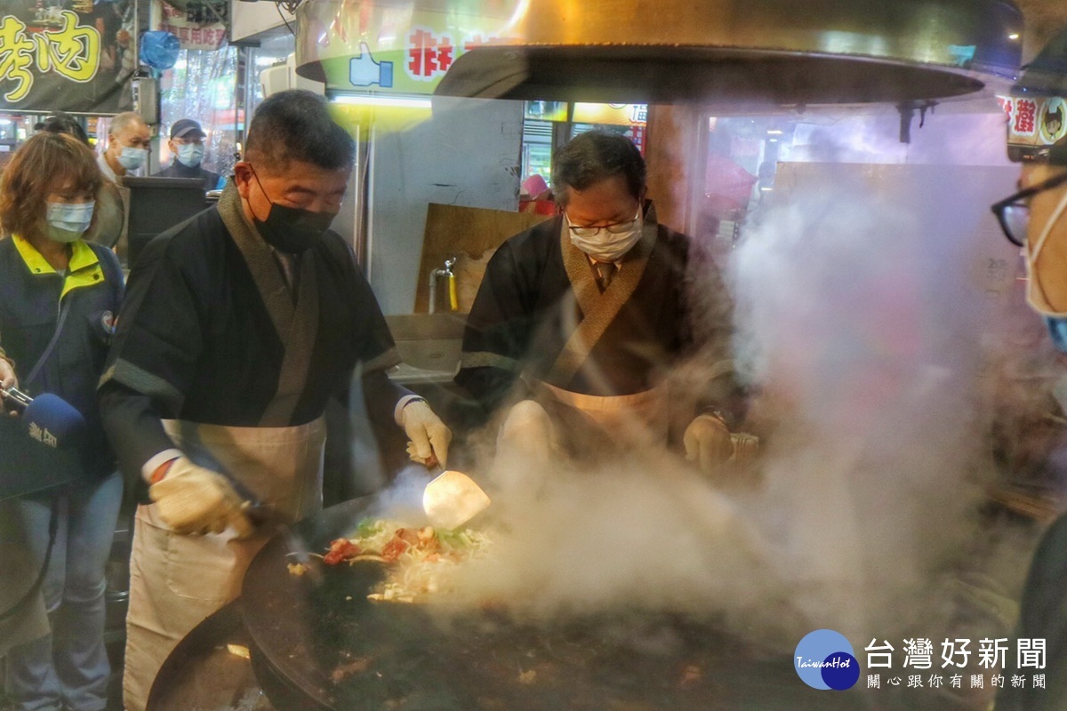 推動食材溯源產地標示，桃園市長鄭文燦合體衛福部長陳時中夜訪八德興仁花園夜市。