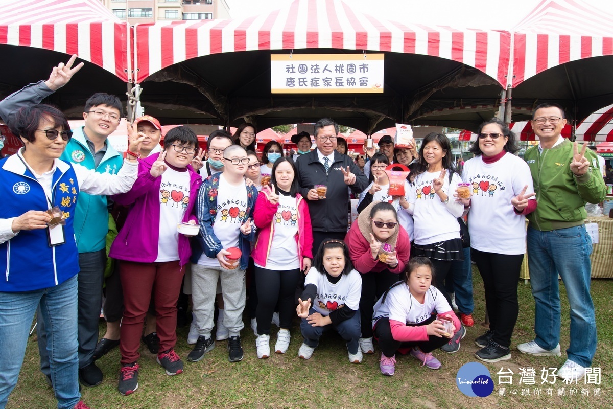 桃園市長鄭文燦參加「桃園市109年公益彩券形象宣導活動─Happy Play玩變公益嘉年華」與現場民眾互動。