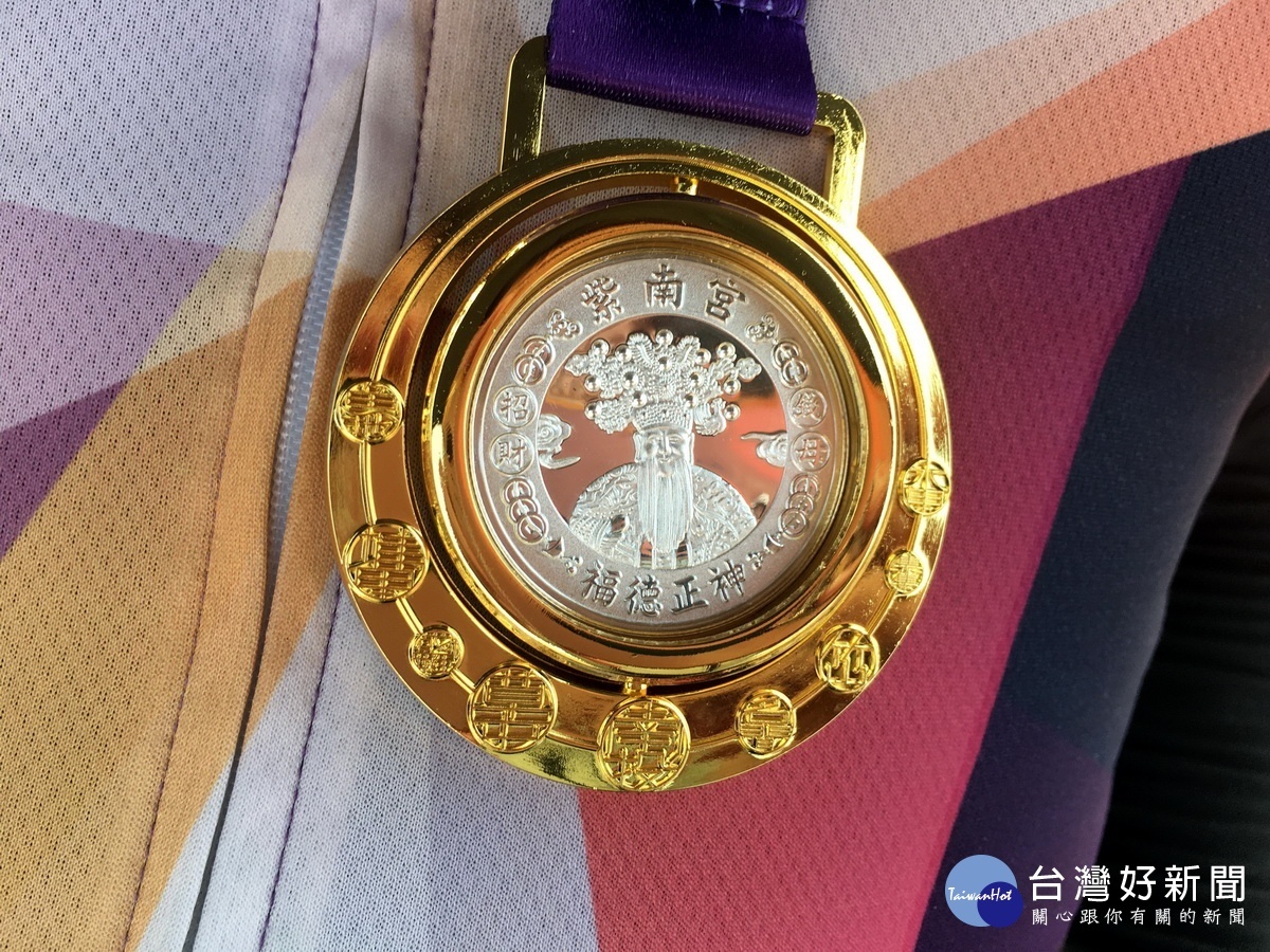 紫南宮贈送的鼠年錢母嵌入獎牌中圓滿完成。(記者扶小萍攝)